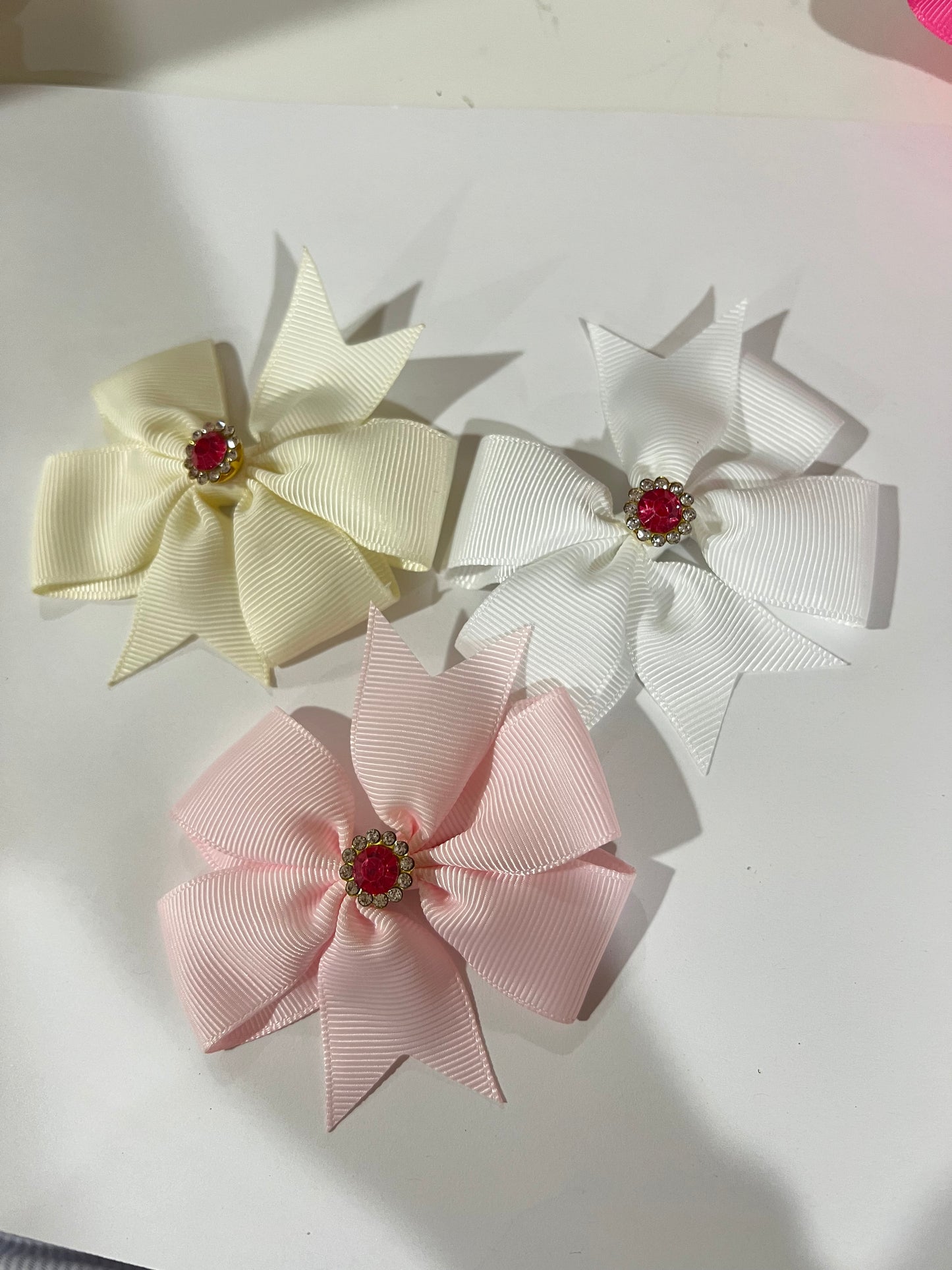 Mini Gem Bow 🤍