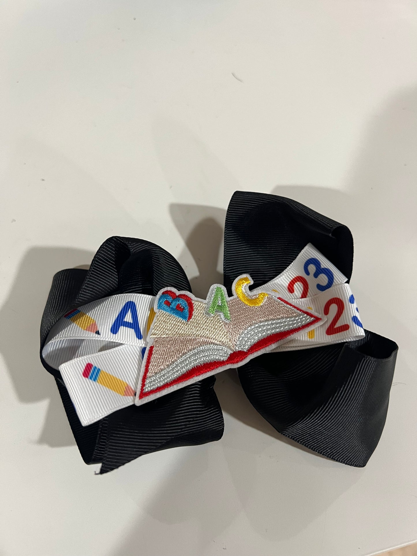 𝐋𝐨𝐯𝐞 𝐭𝐨 𝐑𝐞𝐚𝐝 Back to School Bow 📖